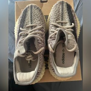 Adidas Yeezy boost 350 v2 Size 4 Zyon